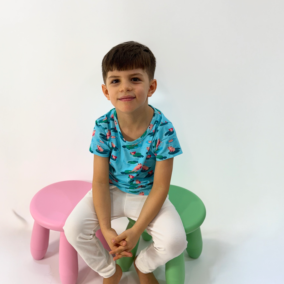 Boy wearing an Ola! Otter organic cotton printed t-shirt